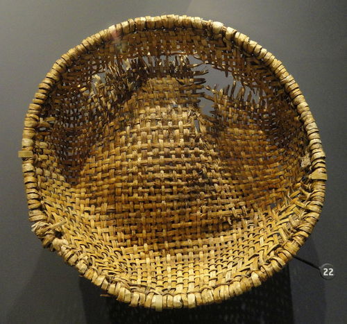 Twill-plaited ring basket, 900-1400 AD, Kayenta Anasazi, Twin Cave House, Arizona, yucca leaves - Natural History Museum of Utah - DSC07308.JPG
